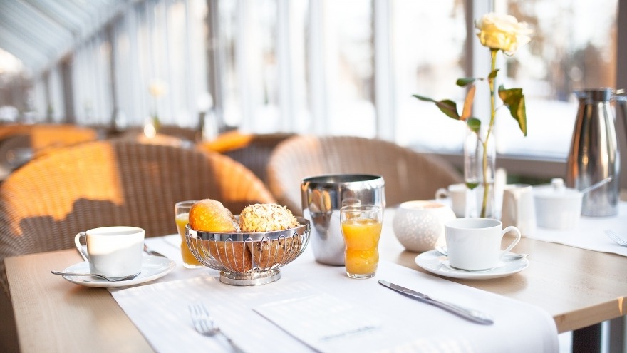 Frühstückstisch im Wintergarten des Hotelrestaurants im relexa hotel Bad Steben Frühstück im Wintergarten im relexa hotel Bad Steben
